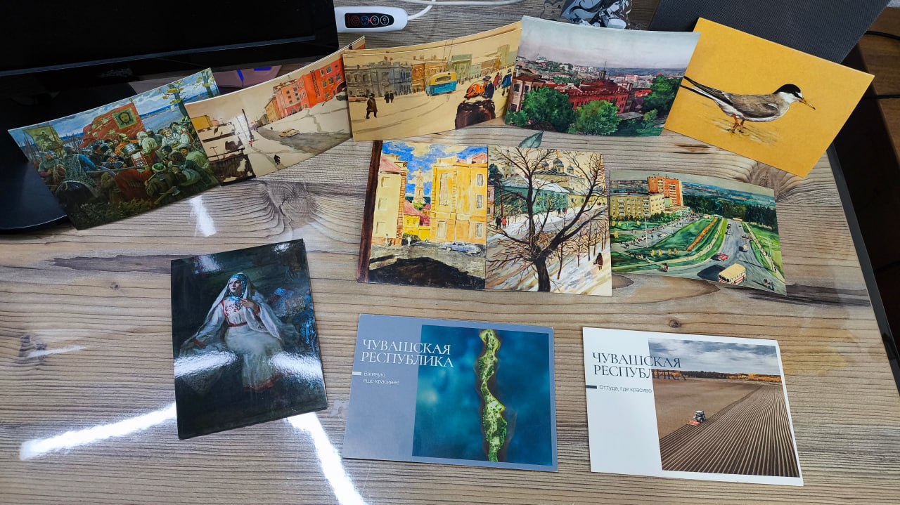 вот такие красивые почтовые открытки можно взять в Почте России за 8 рублей