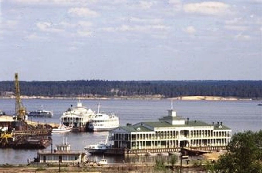 На этом изображении мы видим гавань с несколькими пришвартованными лодками. Лодки различаются по...