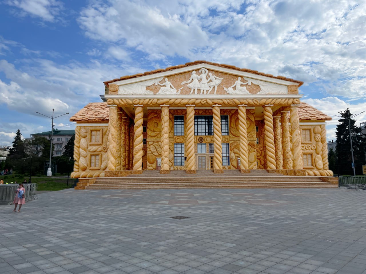 Любая фотография города с современного смартфона с 2024 года — это не реальное фото. Это...