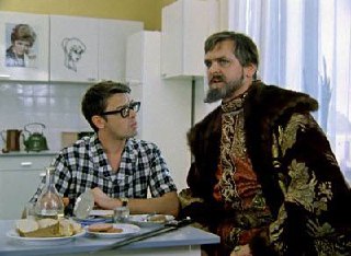 Пока сейчас все дорисовывают мемы, мне пришла в голову гениальная идея: дорисовывать старые фильмы...