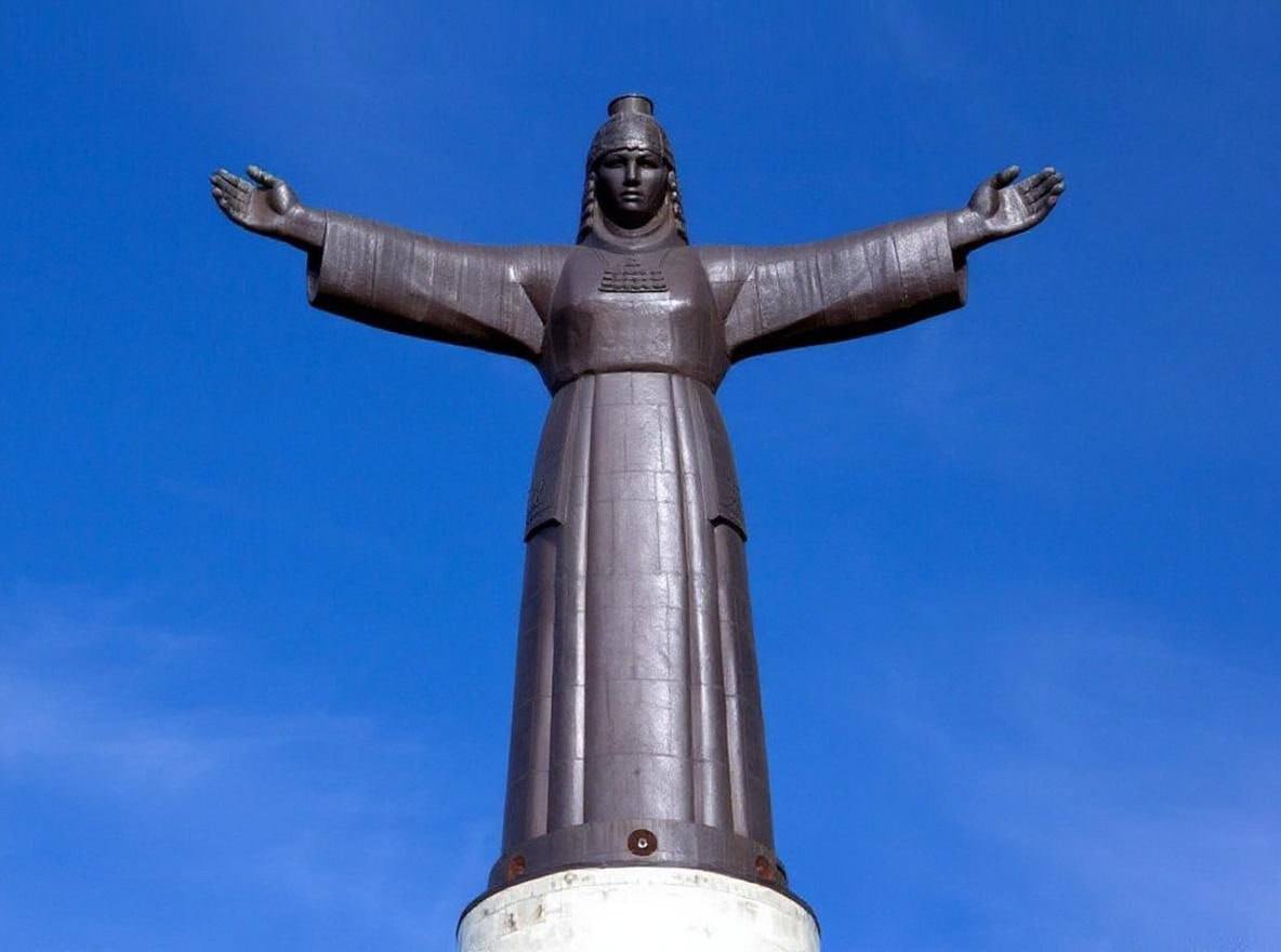 И как же теперь отличить реальный монумент Матери в Чебоксарах на этих фотографиях?